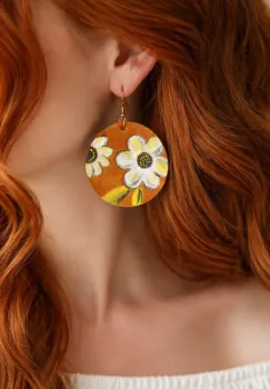 Cercei handmade ,din piele naturala galben mustar ,cu crizanteme pictate ,unicat imagine