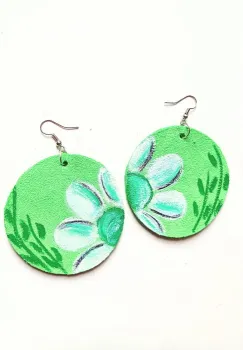 Cercei handmade ,din piele naturala verde,pictati manual cu crizanteme ,unicat imagine
