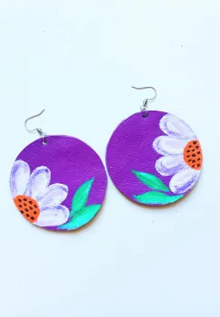 Cercei handmade mov supradimensionati cu crizanteme pictate,din piele naturala ,unicat imagine