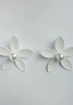 Cercei in forma de floare cu cinci petale si perla sintetica alba in mijloc, alb mat imagine