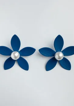 Cercei in forma de floare cu cinci petale si perla sintetica alba in mijloc, albastru mat imagine