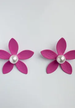 Cercei in forma de floare cu cinci petale si perla sintetica alba in mijloc, fucsia mat imagine