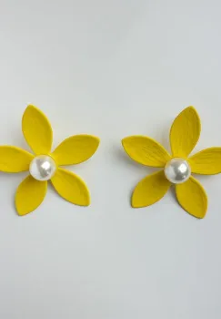 Cercei in forma de floare cu cinci petale si perla sintetica alba in mijloc, galben mat imagine