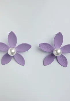 Cercei in forma de floare cu cinci petale si perla sintetica alba in mijloc, lila mat imagine