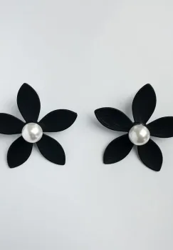 Cercei in forma de floare cu cinci petale si perla sintetica alba in mijloc, negru mat imagine