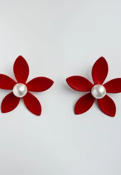 Cercei in forma de floare cu cinci petale si perla sintetica alba in mijloc, rosu mat imagine
