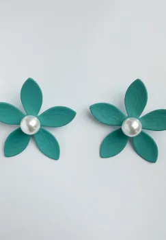 Cercei in forma de floare cu cinci petale si perla sintetica alba in mijloc, verde mat imagine