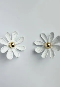 Cercei in forma de floare cu multe petale, alb mat imagine