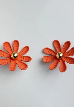 Cercei in forma de floare cu multe petale, corai mat imagine
