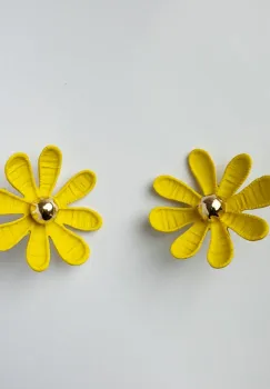 Cercei in forma de floare cu multe petale, galben mat imagine