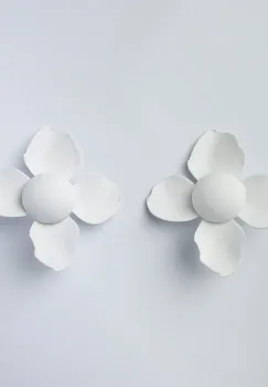 Cercei in forma de floare cu patru petale alb mat imagine