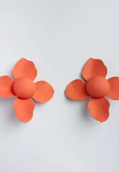 Cercei in forma de floare cu patru petale, corai mat imagine