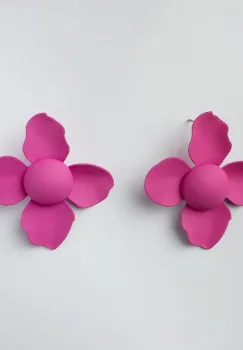 Cercei in forma de floare cu patru petale fucsia mat imagine