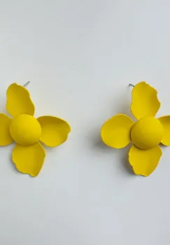 Cercei in forma de floare cu patru petale galben mat imagine