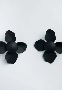 Cercei in forma de floare cu patru petale,negru mat imagine