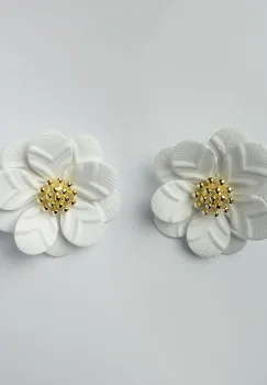 Cercei in forma de floare cu petale duble si auriu in mijloc, alb imagine