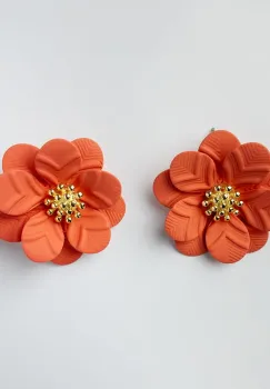 Cercei in forma de floare cu petale duble si auriu in mijloc, corai imagine