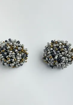 Cercei in forma de papadie cu pietricele mici argintii, aurii si negre imagine