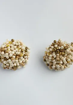 Cercei in forma de papadie cu pietricele mici bej si aurii imagine