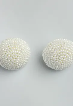 Cercei in forma rotunda bombata cu margelute alb perlat, forma stilizata de papadie imagine