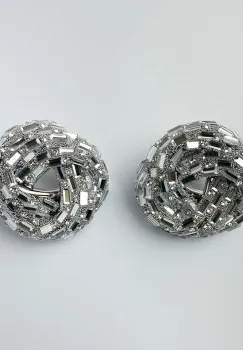 Cercei in forma rotunda rasucita cu margelute si pietre stralucitoare argintii imagine