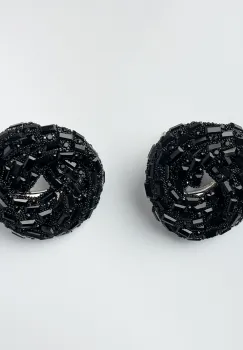 Cercei in forma rotunda rasucita cu margelute si pietre stralucitoare negre imagine