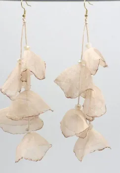 Cercei lungi boemi cu maci stilizati bej diafan imagine