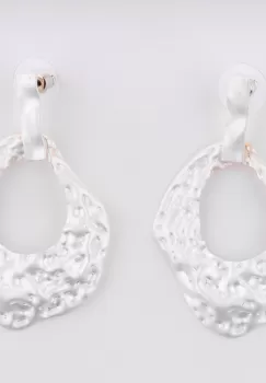 Cercei lungi metalici argintiu mat cu forma ovala neregulata, cu aspect de metal lovit imagine