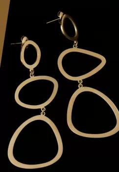 Cercei lungi metalici, aurii cu trei cercuri inegale imagine