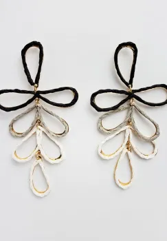 Cercei lungi si flexibili din metal auriu si celuloza, in nuante de alb, negru si gri imagine