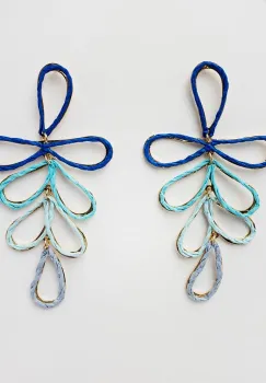 Cercei lungi si flexibili din metal auriu si celuloza, in nuante de albastru si bleu imagine