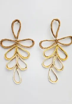 Cercei lungi si flexibili din metal auriu si celuloza, in nuante de bej si camel imagine