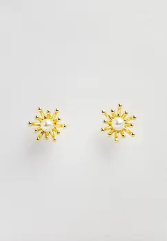 Cercei metal inoxidabil placati cu aur, floare miniaturala cu perluta sintetica alba in centru imagine