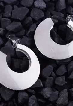 Cercei metalici argintii antichizati cu forma rotunda inegala imagine