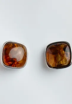 Cercei metalici argintii cu clips in forma patrata cu chihlimbar sintetic imagine