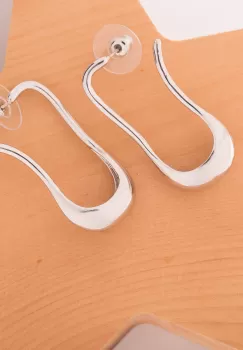 Cercei metalici argintii cu forma abstracta imagine