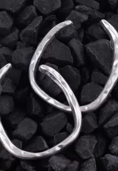 Cercei metalici argintii cu forma rotunda neregulata imagine