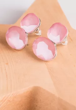 Cercei metalici argintii cu montura de sticla roz fatetata imagine