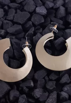 Cercei metalici aurii antichizati cu forma rotunda inegala imagine