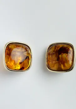 Cercei metalici aurii cu clips in forma patrata cu chihlimbar sintetic imagine