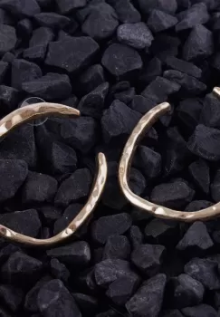 Cercei metalici aurii cu forma rotunda neregulata imagine