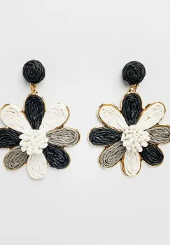 Cercei metalici aurii floare cu petale in nuante de alb, negru si gri imagine