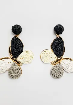 Cercei metalici aurii fluture cu aripi in nuante de alb, negru si gri imagine