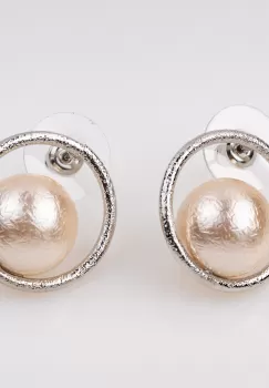 Cercei metalici aurii sub forma a doua cercuri cu perle imagine