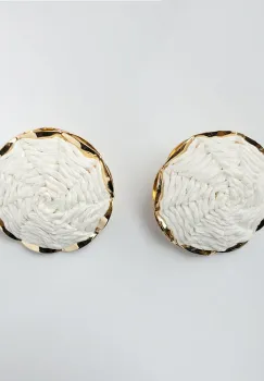 Cercei metalici cu forma rotunda bombata, alb cu auriu imagine