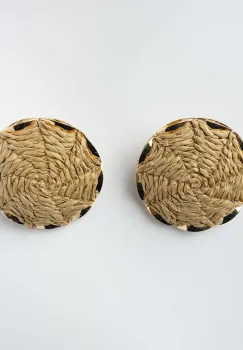 Cercei metalici cu forma rotunda bombata, camel cu auriu imagine