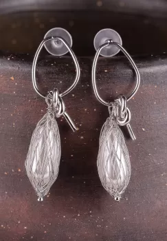 Cercei metalici cu o piesa infasurata in sarma argintie imagine