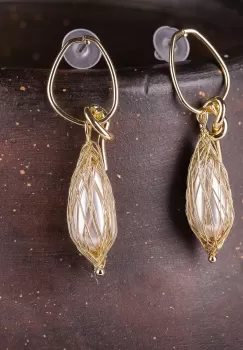 Cercei metalici cu o piesa infasurata in sarma aurie imagine