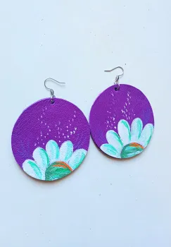 Cercei mov handmade pictati manual ,din piele naturala , cu crizanteme, unicat imagine
