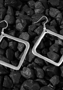 Cercei patrati din zamac cu aspect lucrat manual imagine